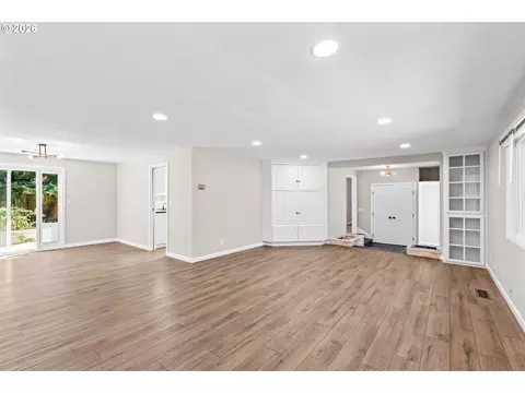 Living - 3187 Alyndale Dr, Eugene, OR 97404 photo 4 of 10