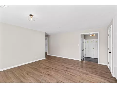 Living - 3187 Alyndale Dr, Eugene, OR 97404 photo 10 of 10