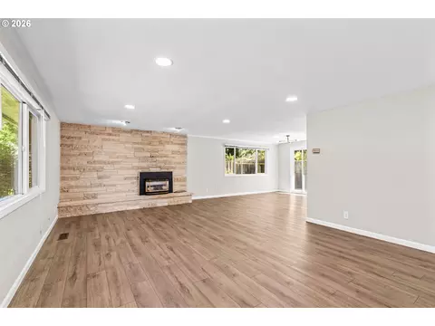 Living - 3187 Alyndale Dr, Eugene, OR 97404 photo 2 of 10