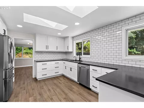 Kitchen - 3187 Alyndale Dr, Eugene, OR 97404 photo 4 of 4