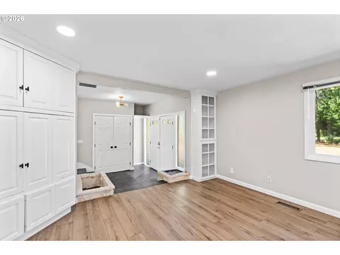 Living - 3187 Alyndale Dr, Eugene, OR 97404 photo 1 of 10