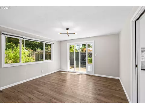 Living - 3187 Alyndale Dr, Eugene, OR 97404 photo 6 of 10