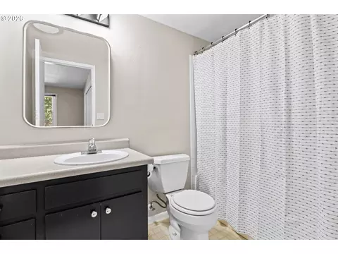 Bath - 3187 Alyndale Dr, Eugene, OR 97404 photo 1 of 3