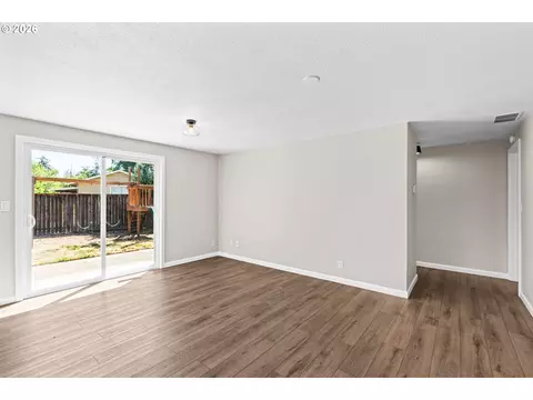 Living - 3187 Alyndale Dr, Eugene, OR 97404 photo 9 of 10