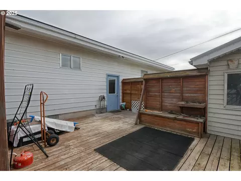 Exterior - 444 N 3rd St, Athena, OR 97813 photo 3 of 5