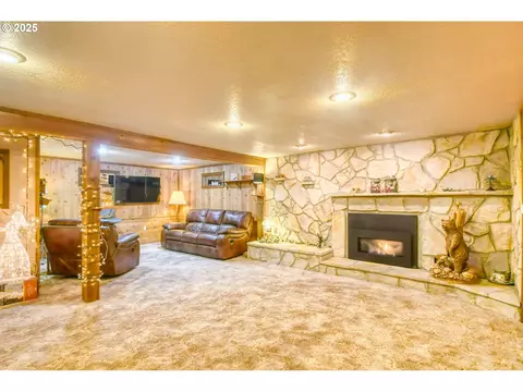 Living - 444 N 3rd St, Athena, OR 97813 photo 6 of 7