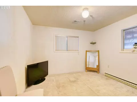 Bedroom - 444 N 3rd St, Athena, OR 97813 photo 5 of 5