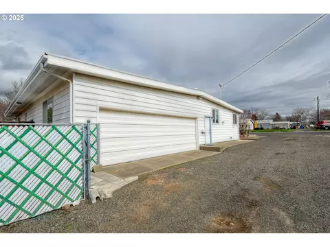 Exterior - 444 N 3rd St, Athena, OR 97813 photo 2 of 5