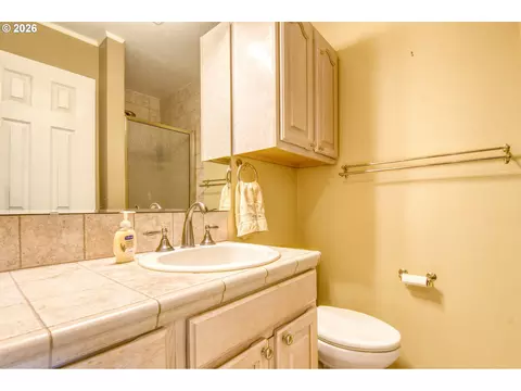 Bath - 1900 NW Carden Ave #16, Pendleton, OR 97801 photo 3 of 3