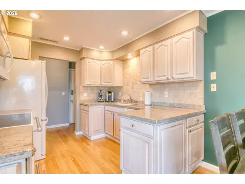 Kitchen - 1900 NW Carden Ave #16, Pendleton, OR 97801 photo 3 of 7