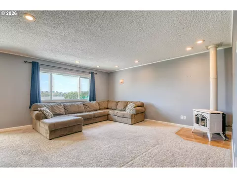 Living - 1900 NW Carden Ave #16, Pendleton, OR 97801 photo 1 of 4