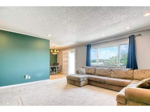 Living - 1900 NW Carden Ave #16, Pendleton, OR 97801 photo 3 of 4