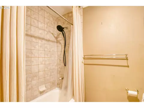 Bath - 1900 NW Carden Ave #16, Pendleton, OR 97801 photo 2 of 3