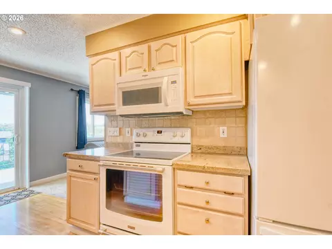 Kitchen - 1900 NW Carden Ave #16, Pendleton, OR 97801 photo 6 of 7