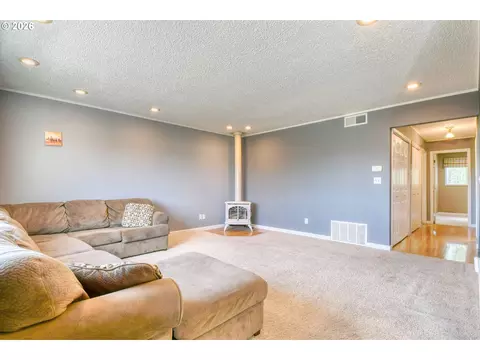 Living - 1900 NW Carden Ave #16, Pendleton, OR 97801 photo 2 of 4