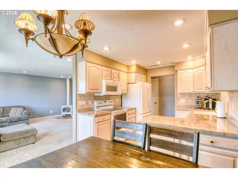 Kitchen - 1900 NW Carden Ave #16, Pendleton, OR 97801 photo 2 of 7