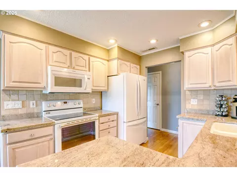 Kitchen - 1900 NW Carden Ave #16, Pendleton, OR 97801 photo 4 of 7