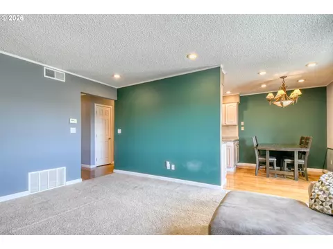 Living - 1900 NW Carden Ave #16, Pendleton, OR 97801 photo 4 of 4