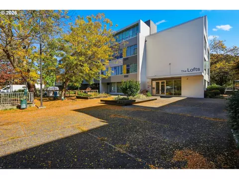 900 NE 81st Ave #402, Portland, OR 97213
