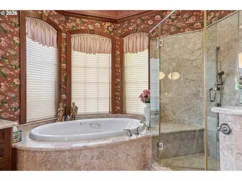 Bath - 630 Eureka Ave, Silverton, OR 97381 photo 3 of 8