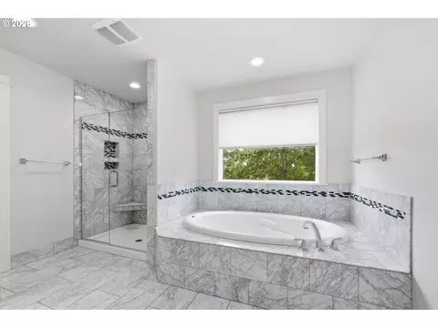 Bath - 1930 Sterling Park Pl, Eugene, OR 97408 photo 7 of 8