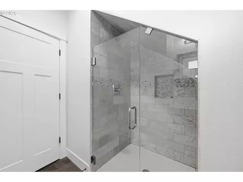 Bath - 1930 Sterling Park Pl, Eugene, OR 97408 photo 3 of 8