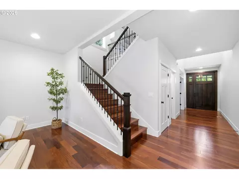 Entry Way - 1930 Sterling Park Pl, Eugene, OR 97408 photo 2 of 4