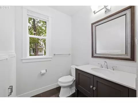 Bath - 1930 Sterling Park Pl, Eugene, OR 97408 photo 2 of 8