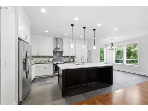 Kitchen - 1930 Sterling Park Pl, Eugene, OR 97408 photo 2 of 5
