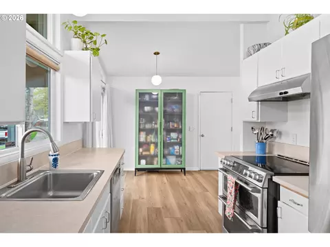 Kitchen - 15051 NW Oakmont Loop, Beaverton, OR 97006 photo 4 of 4