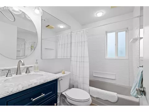 Bath - 15051 NW Oakmont Loop, Beaverton, OR 97006 photo 2 of 3