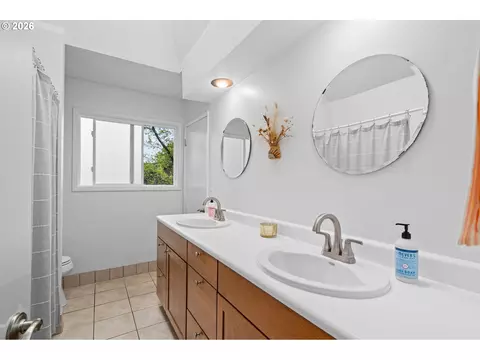 Bath - 15051 NW Oakmont Loop, Beaverton, OR 97006 photo 1 of 3