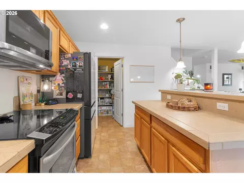Kitchen - 37720 Hamilton Ridge Dr, Sandy, OR 97055 photo 5 of 5