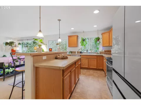 Kitchen - 37720 Hamilton Ridge Dr, Sandy, OR 97055 photo 4 of 5