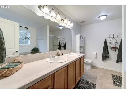 Bath - 37720 Hamilton Ridge Dr, Sandy, OR 97055 photo 3 of 4