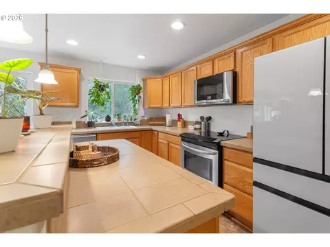 Kitchen - 37720 Hamilton Ridge Dr, Sandy, OR 97055 photo 3 of 5
