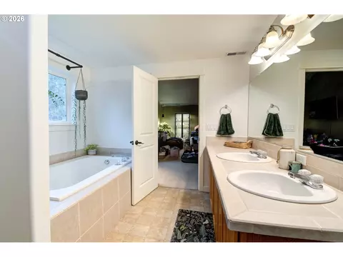 Bath - 37720 Hamilton Ridge Dr, Sandy, OR 97055 photo 4 of 4