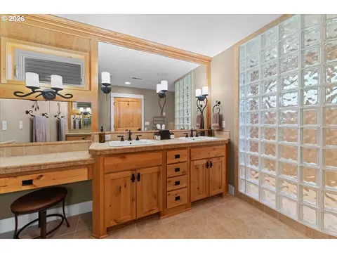 Bath - 3034 N Holladay Dr, Cornelius, OR 97113 photo 3 of 7