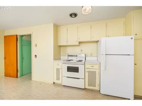 Kitchen - 1470 Jay St, Eugene, OR 97402 photo 2 of 4