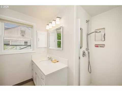Bath - 1470 Jay St, Eugene, OR 97402 photo 2 of 2