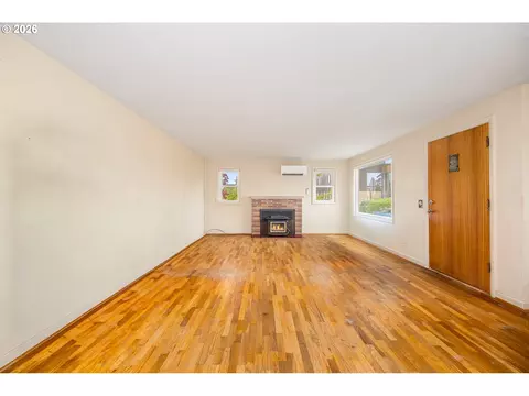 Living - 1470 Jay St, Eugene, OR 97402 photo 2 of 5