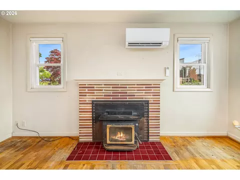 Living - 1470 Jay St, Eugene, OR 97402 photo 3 of 5