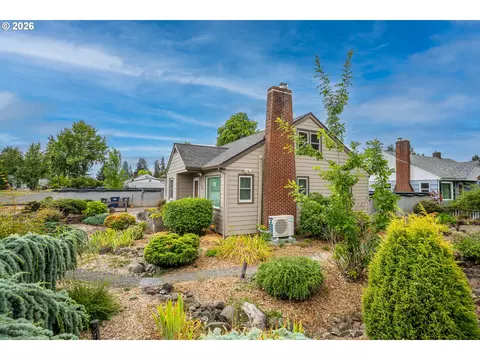Exterior - 1470 Jay St, Eugene, OR 97402 photo 2 of 9