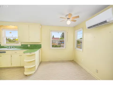 Kitchen - 1470 Jay St, Eugene, OR 97402 photo 3 of 4