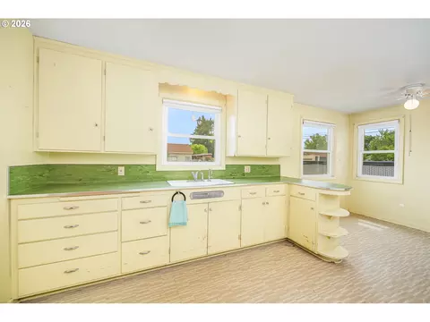 Kitchen - 1470 Jay St, Eugene, OR 97402 photo 1 of 4