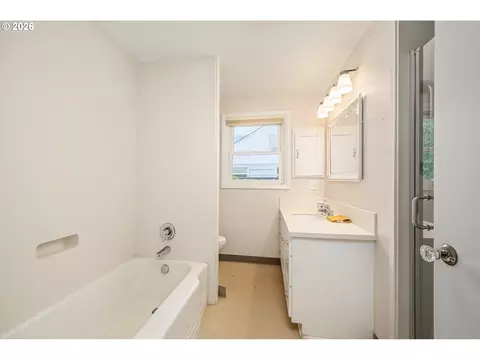 Bath - 1470 Jay St, Eugene, OR 97402 photo 1 of 2