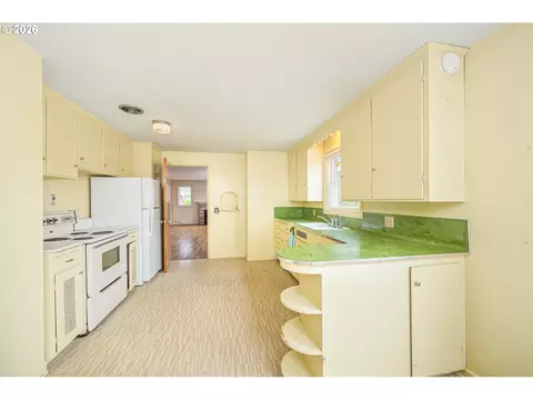 Kitchen - 1470 Jay St, Eugene, OR 97402 photo 4 of 4