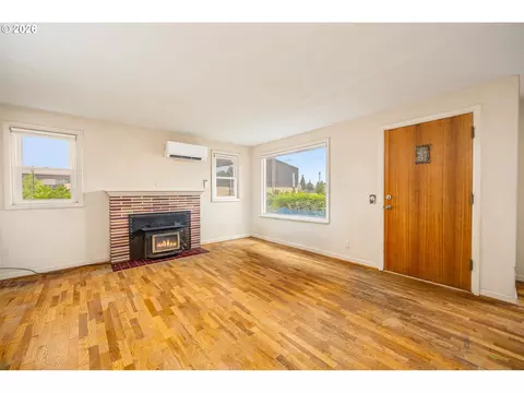 Living - 1470 Jay St, Eugene, OR 97402 photo 1 of 5