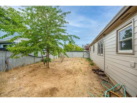Exterior - 1470 Jay St, Eugene, OR 97402 photo 5 of 9