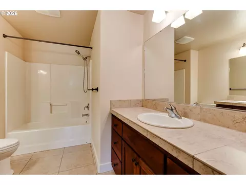 Bath - 4635 Champagne Ln, Eugene, OR 97404 photo 4 of 5